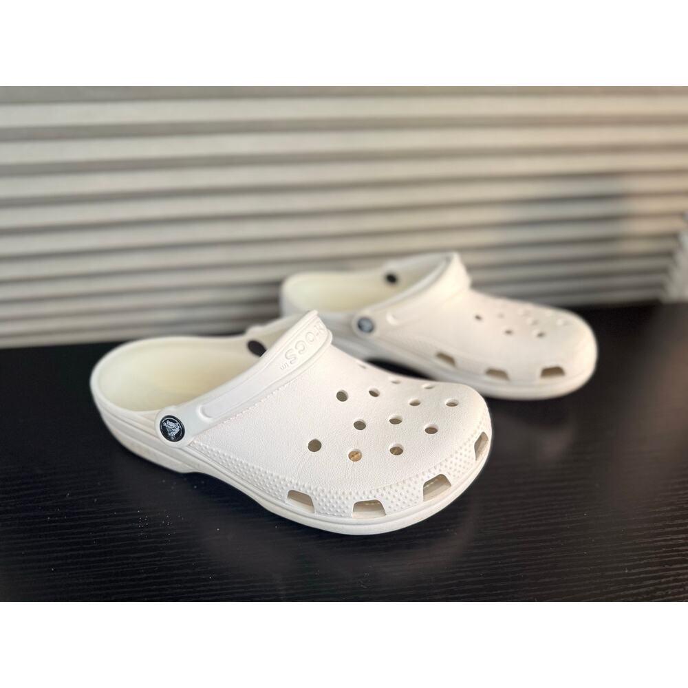 Crocs Classic Clogs White Slip On Comfort Shoes Women’s Size 6 Men’s Size 4